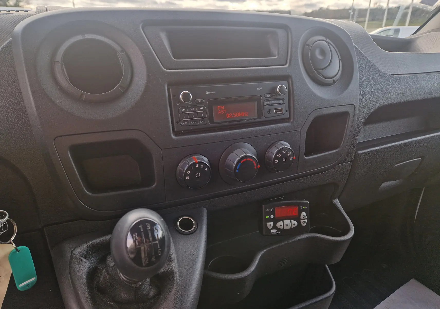 Vue intérieure du tableau de bord du Renault Master Planche Cabine blanc, avec levier de vitesse manuel et commande du groupe frigorifique.