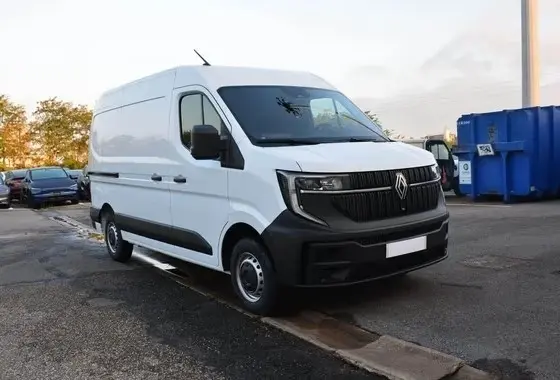 Renault Master blanc en vue 3/4 avant droit, avec calandre noire et pare-chocs noir mat, stationné en extérieur.
