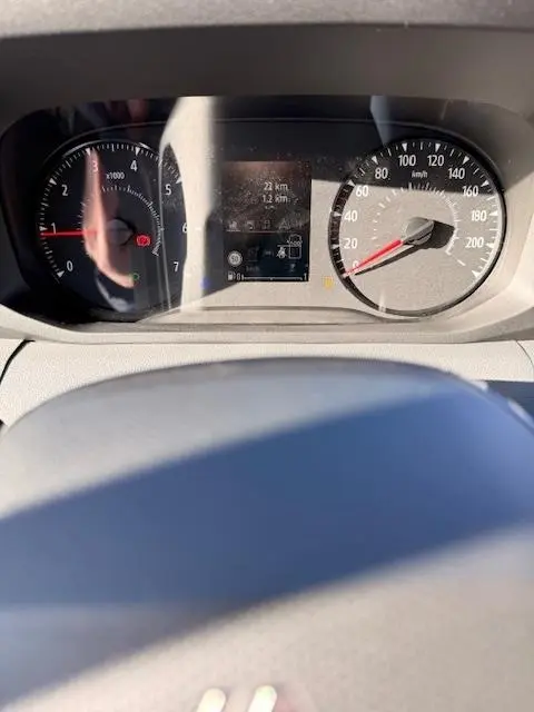 Vue rapprochée du combiné d'instruments du Renault Master 2025, affichage multifonctions et compte-tours au tableau de bord.