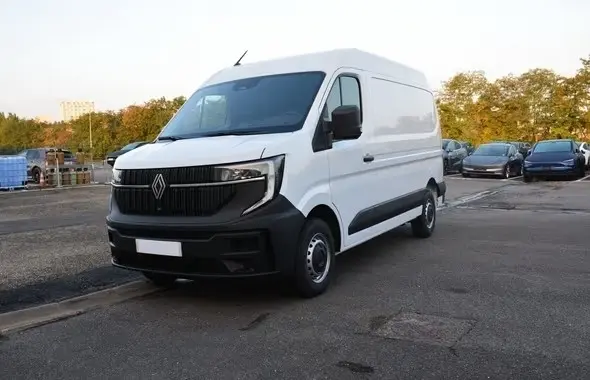 Fourgon Renault Master blanc vu en 3/4 avant droit, avec calandre noire et rétroviseurs noirs contrastants.