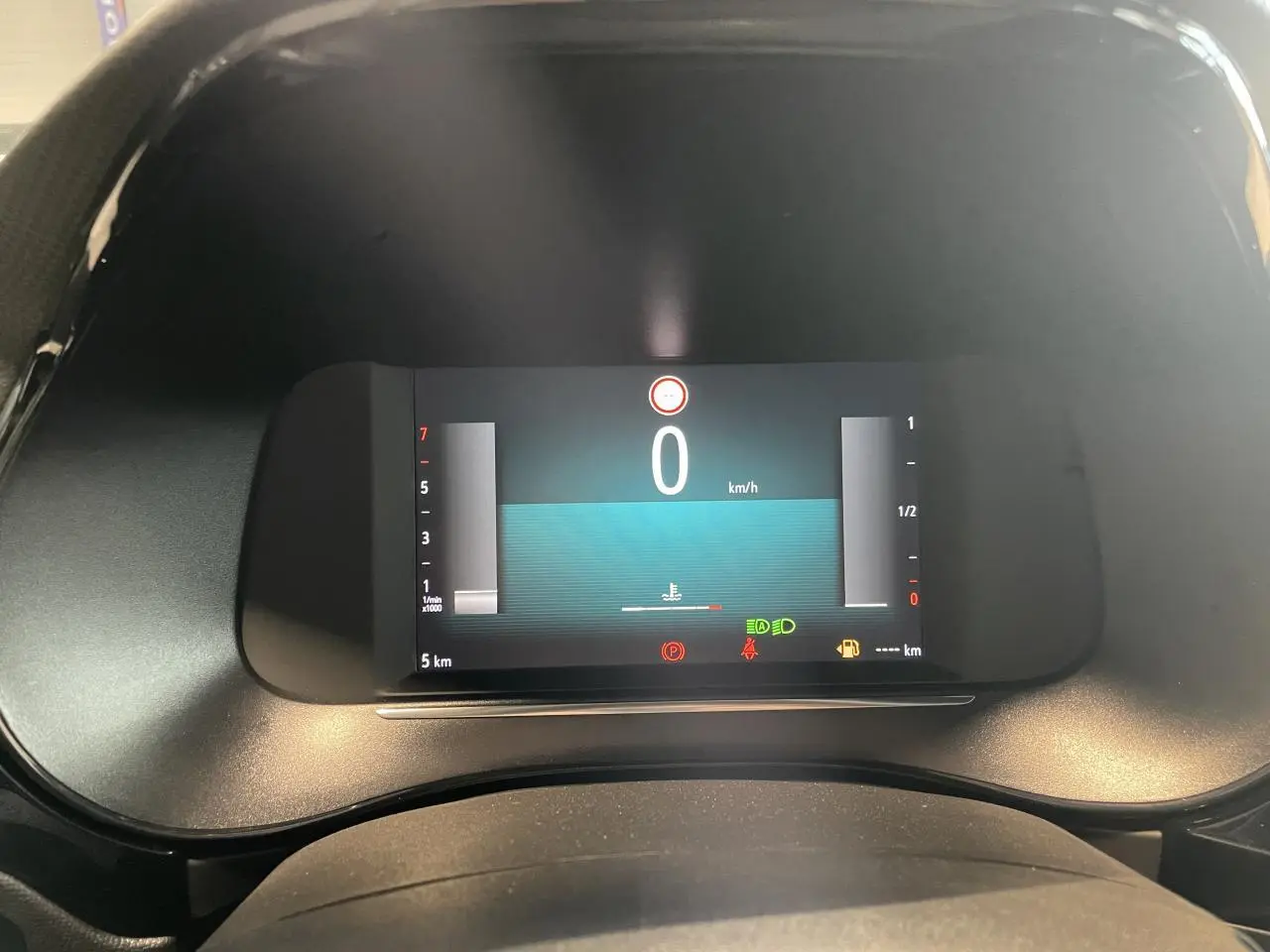 Vue rapprochée du combiné d'instrumentation numérique 7 pouces de l'Opel Corsa gris, affichant 0 km/h.