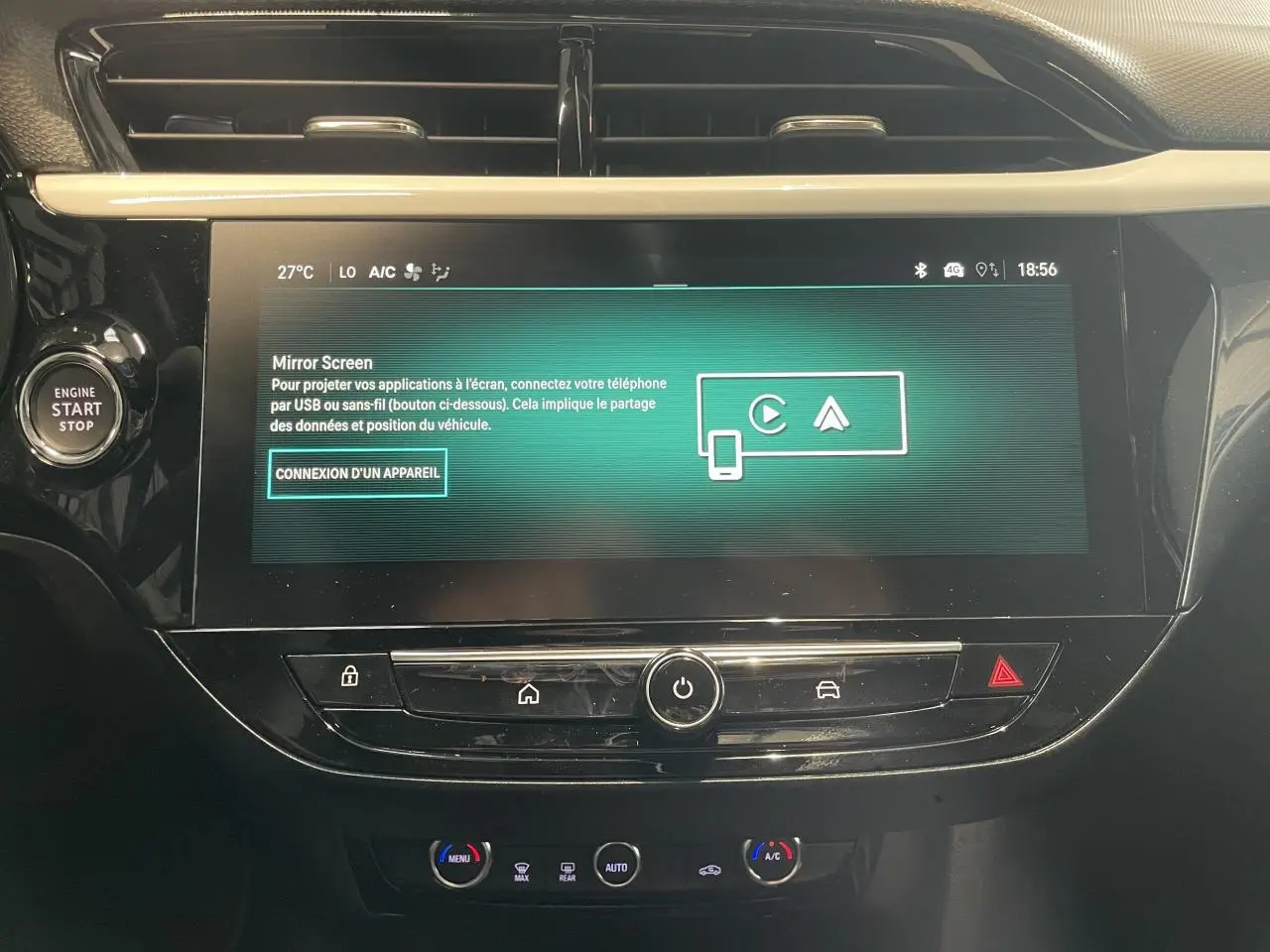 Gros plan sur l’écran tactile 10’’ et la console centrale noire brillante de l’Opel Corsa gris, version 2026.