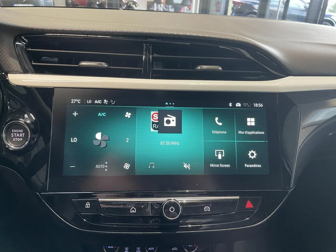 Vue rapprochée de l'écran tactile 10 pouces et du bouton start/stop dans l'habitacle noir de l'Opel Corsa gris.