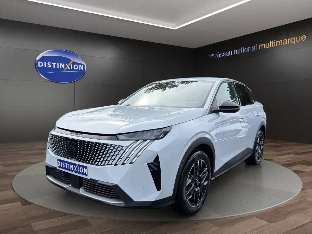 Peugeot 3008 blanc en 3/4 avant droit, avec calandre distinctive et jantes noires stylisées.