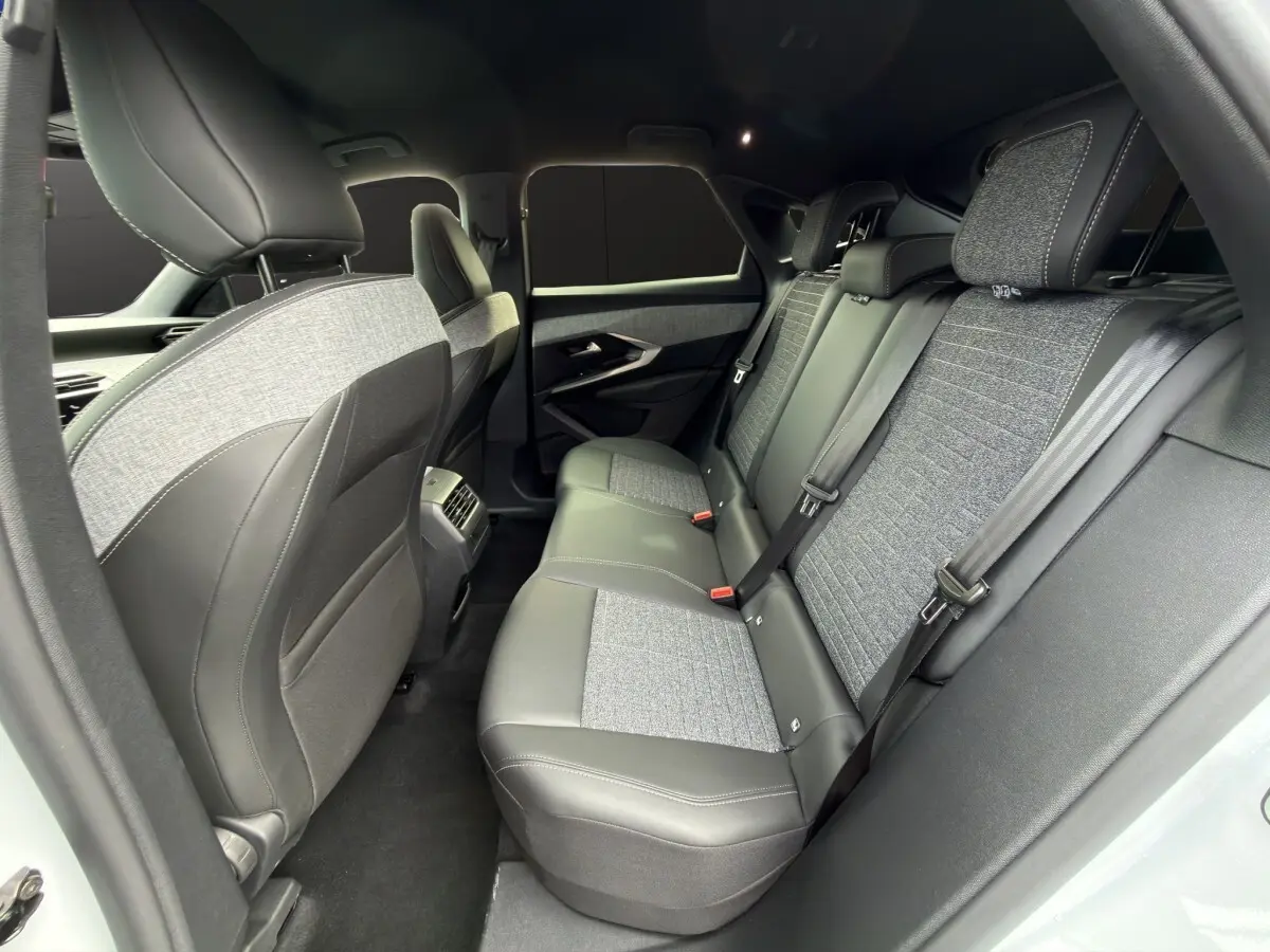 Vue intérieure côté droit des sièges arrière gris clair et noir du Peugeot 3008 1.2 Hybrid 145 Allure 2025.