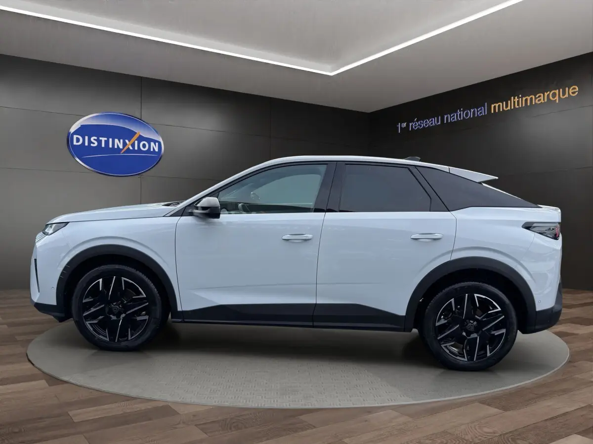 Peugeot 3008 blanc vue de profil côté gauche, avec toit noir contrasté et jantes noires stylisées.