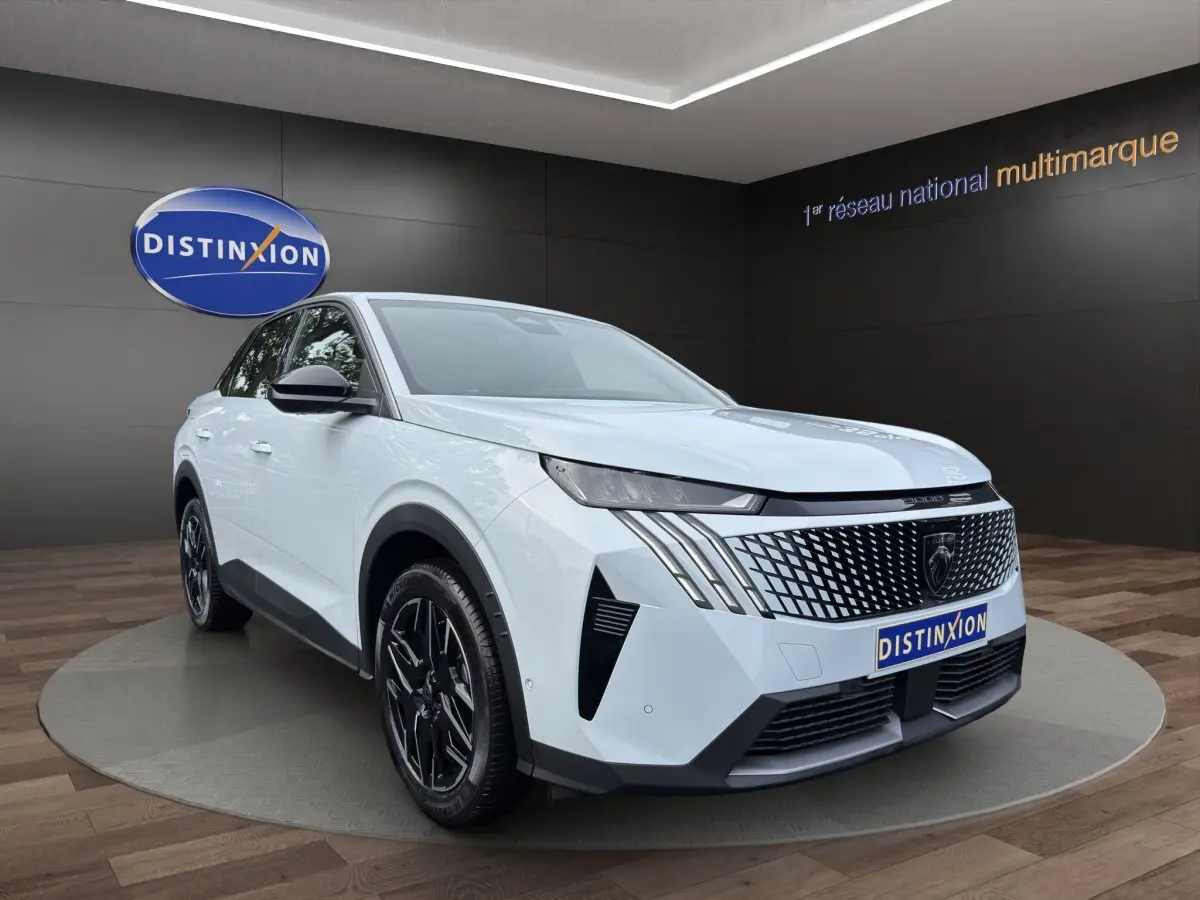 Peugeot 3008 blanc en 3/4 avant droit, avec calandre noire distinctive et jantes alliage noires.