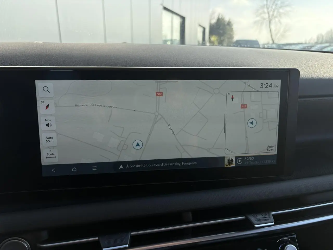 Écran tactile 12,3 pouces du Hyundai Tucson 2025 affichant la navigation avec carte et commandes digitales.