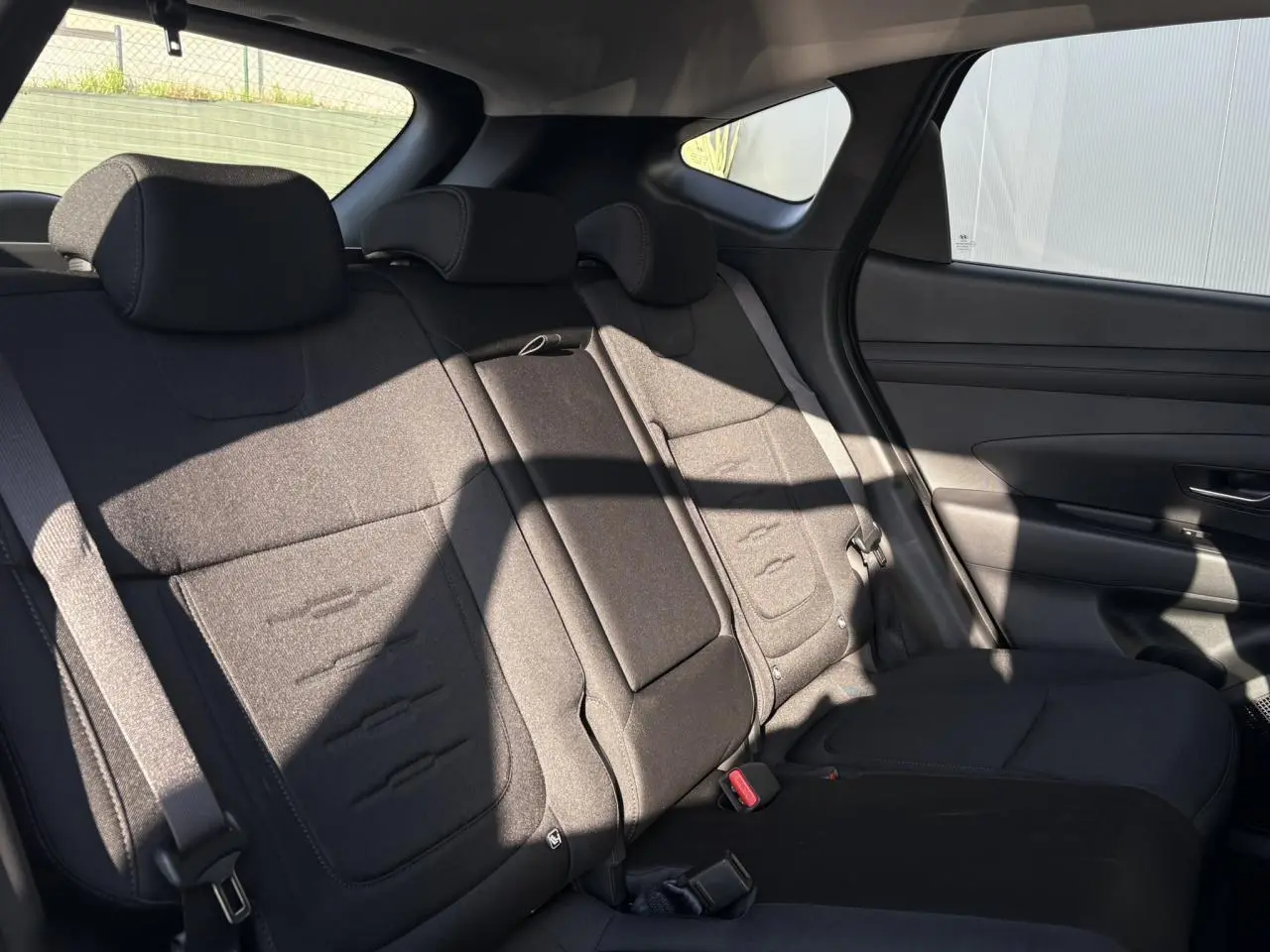 Banquette arrière en tissu noir vue côté droit dans un Hyundai Tucson 2025 Cypress Green.