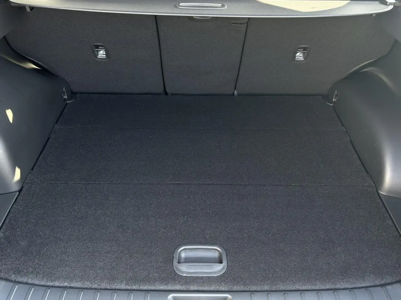 Coffre spacieux et plat du Hyundai Tucson Cypress Green 2025, vue intérieure arrière avec banquette rabattue.