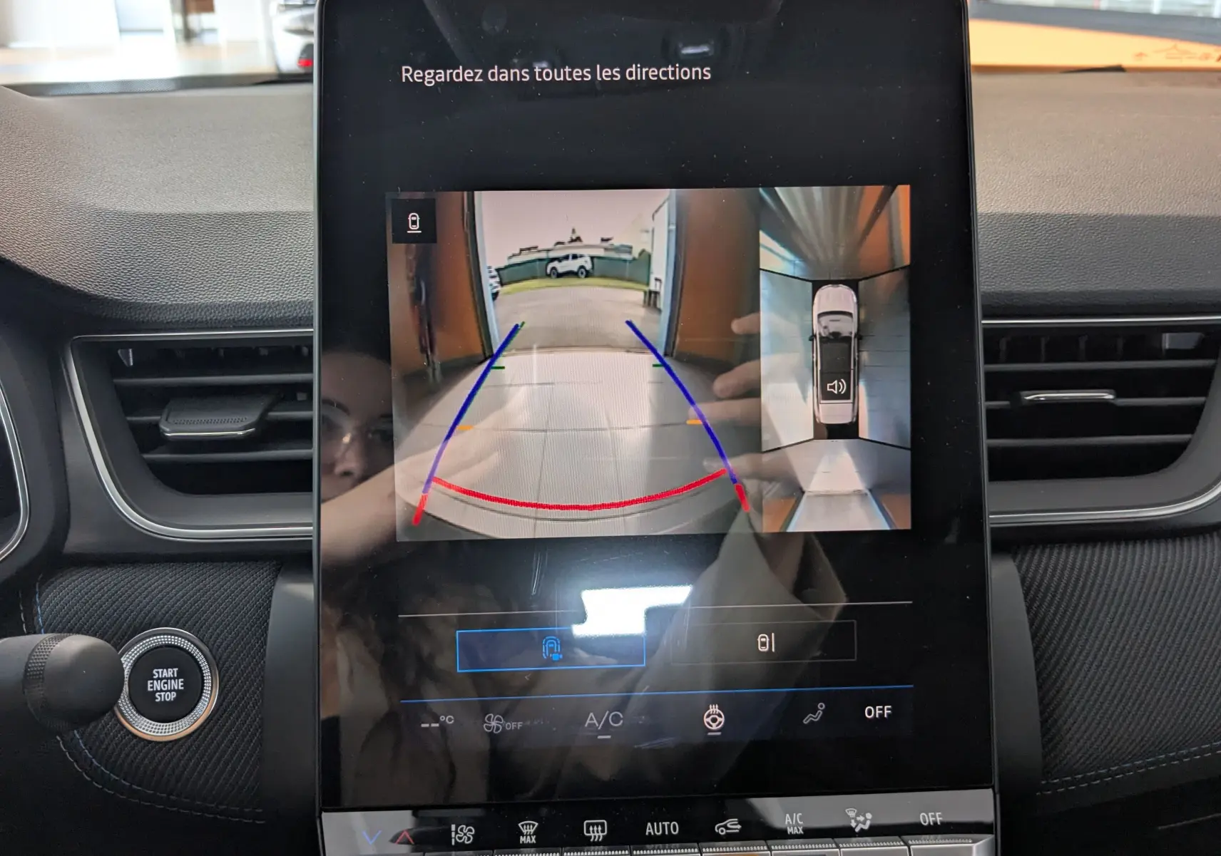 Écran tactile intérieur du Renault Symbioz E-Tech Full Hybrid montrant la caméra de recul et la vue à 360° en marche arrière.