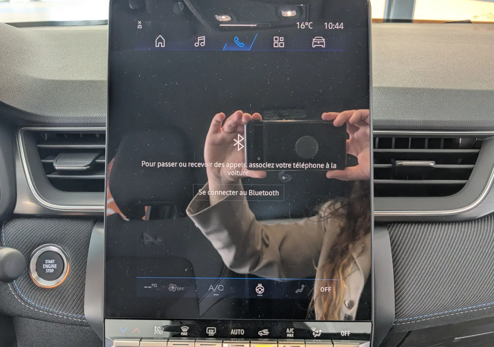 Écran tactile central du tableau de bord de la Renault Symbioz bleu Iron, avec bouton start/stop et finitions carbone.