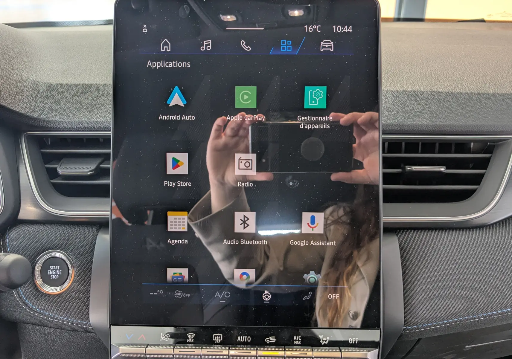Écran tactile central du tableau de bord d'une Renault Symbioz 2025, avec commandes climatisation et bouton Start Engine Stop.