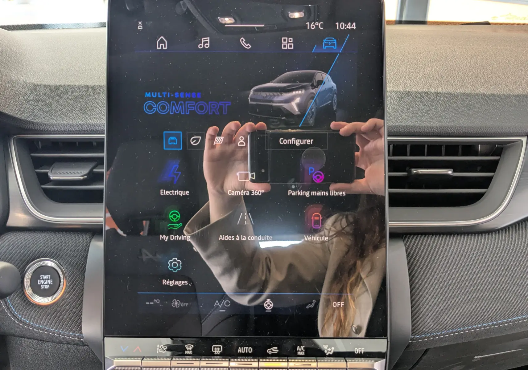 Écran tactile central du tableau de bord du Renault Symbioz bleu iron, affichant les options de conduite et réglages.