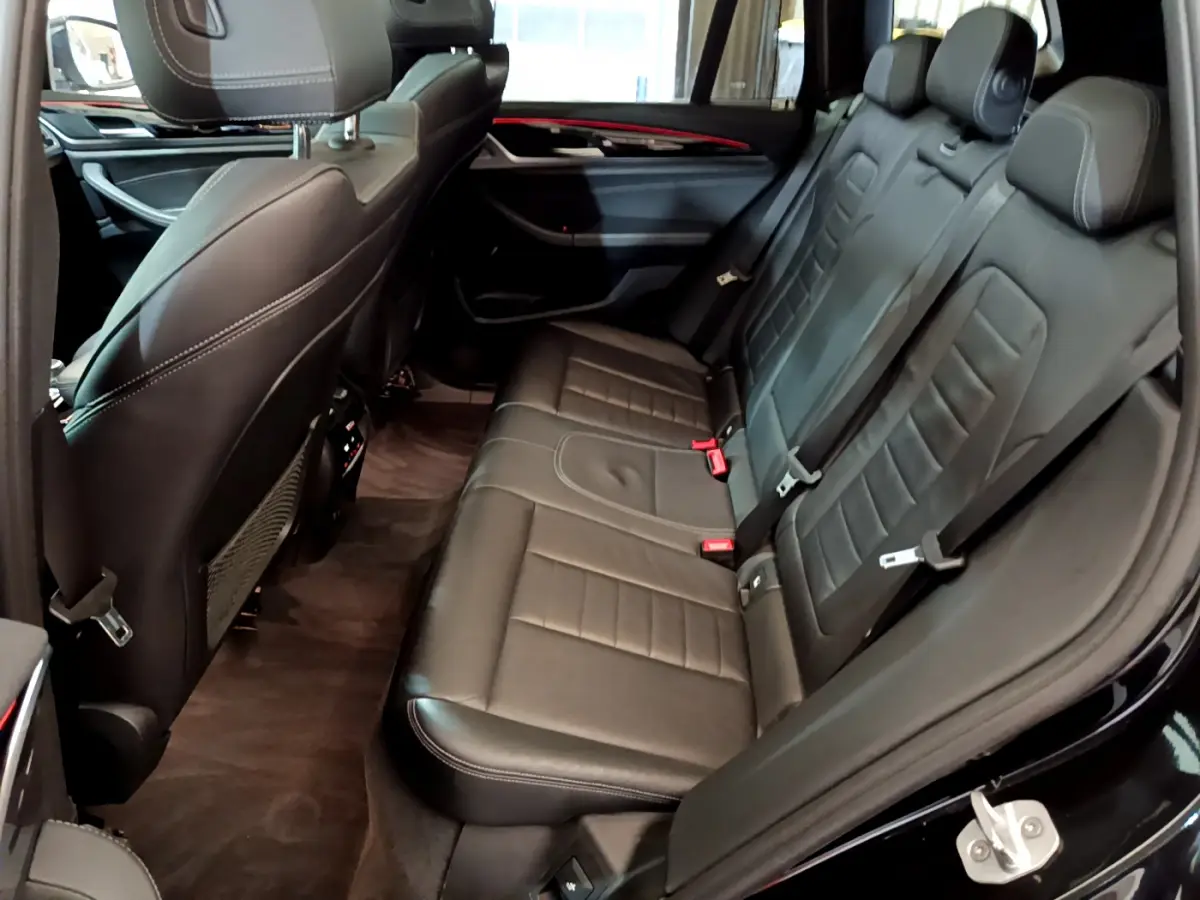 Vue intérieure côté droit montrant la banquette arrière en cuir noir du BMW X3 xDrive20d 2019 avec finitions Luxury.