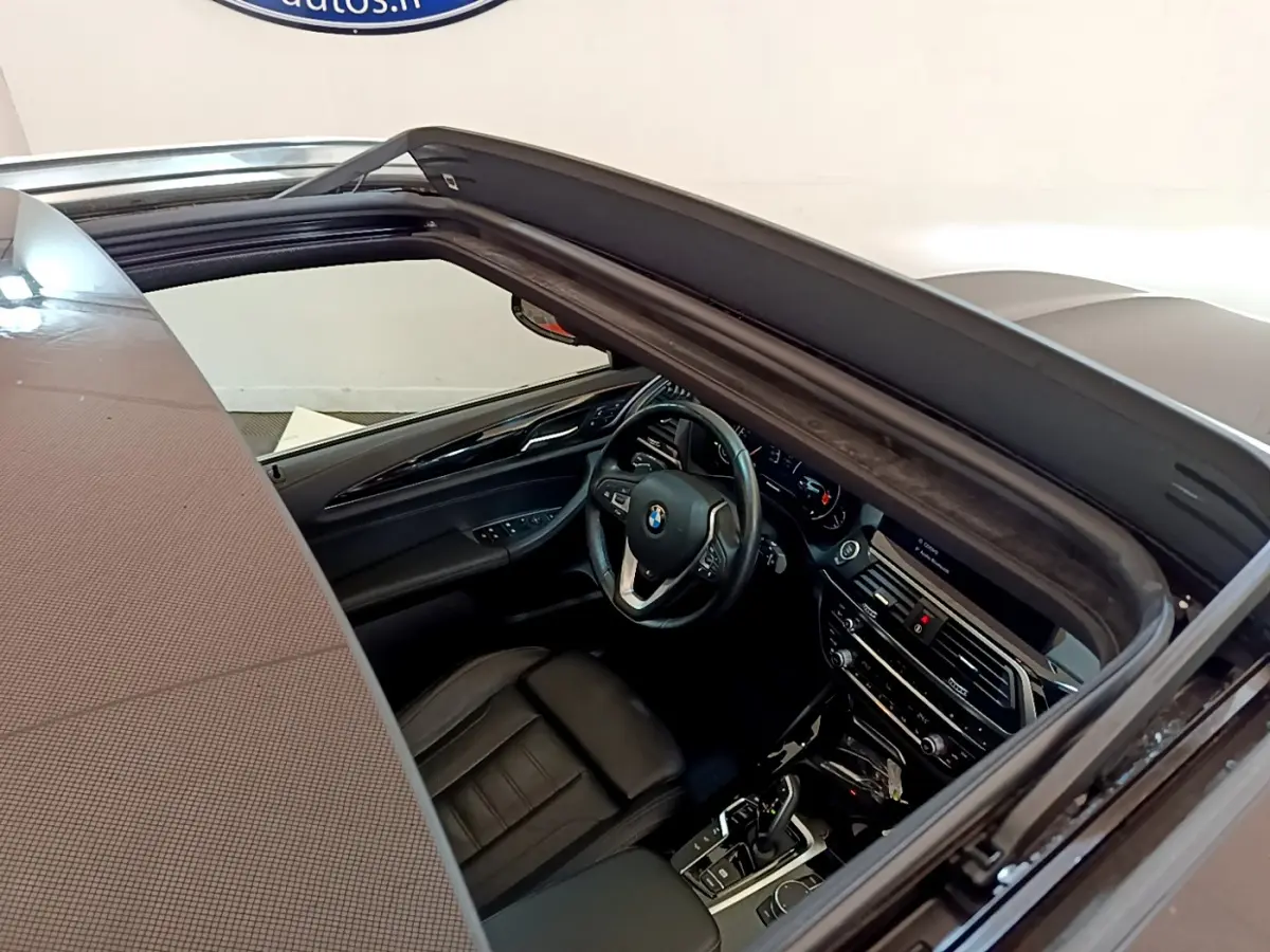 Vue plongeante sur l'intérieur noir d'une BMW X3 2019 avec toit ouvrant et tableau de bord moderne.