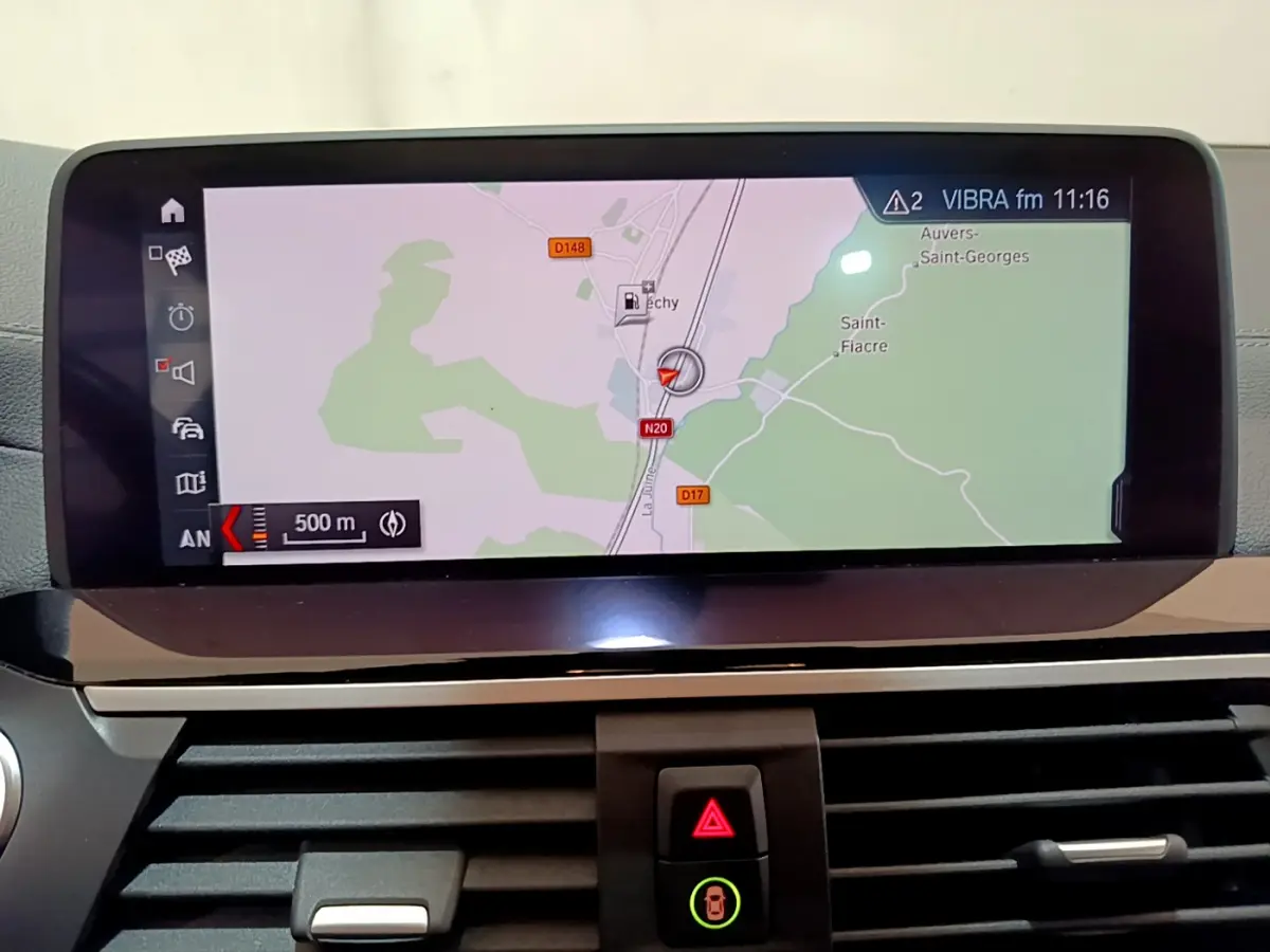 Écran tactile de navigation 10,3 pouces du BMW X3 noir 2019, vue rapprochée du tableau de bord intérieur.