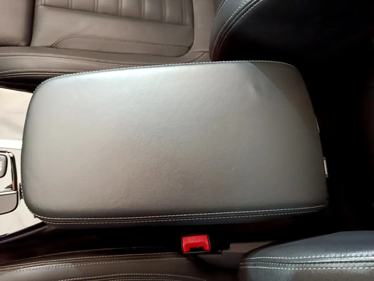 Accoudoir central en cuir noir avec surpiqûres blanches, intérieur BMW X3 xDrive20d 2019 vu de dessus.