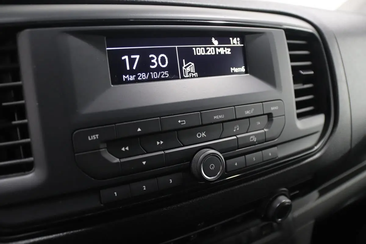 Détail de la console centrale noire du Citroën Jumpy Fourgon XL 2019 avec écran radio affichant 17h30 et fréquence FM 100.20 MHz