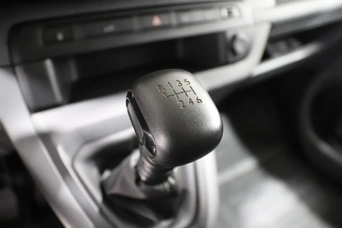 Le levier de vitesses manuel noir du Citroën Jumpy Fourgon XL Diesel 2019, vue rapprochée de l'intérieur.