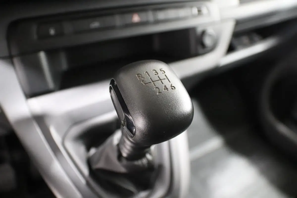 Vue en gros plan du plafonnier intérieur gris avec boutons SOS et éclairage du Citroën Jumpy blanc.