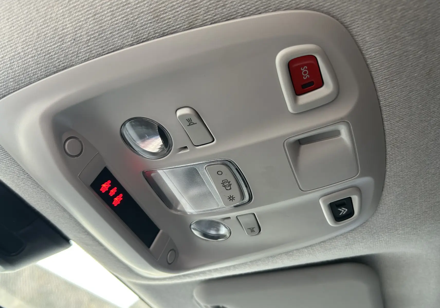 Détail de la console centrale noire du Citroën Jumpy Fourgon XL 2019, montrant un rangement ouvert sur le tableau de bord.