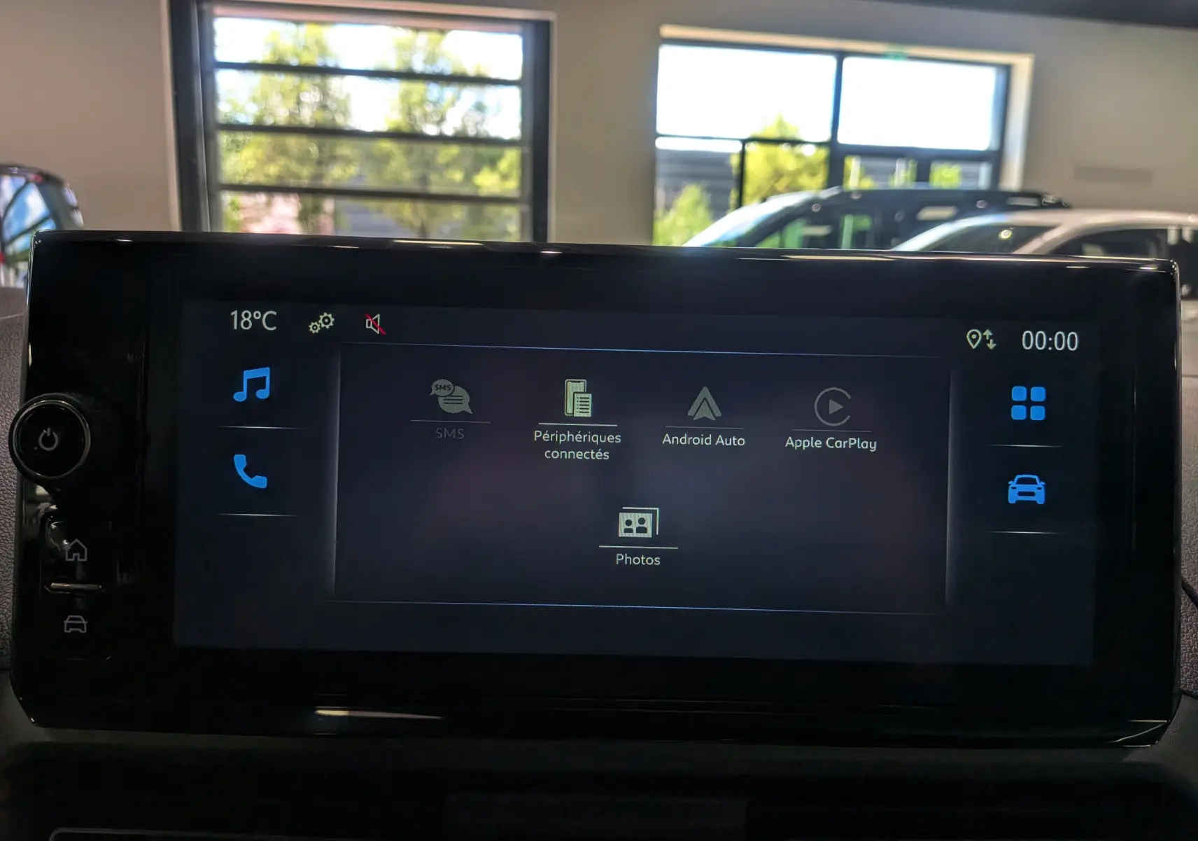 Écran tactile central du Toyota Proace City blanc glacier, affichant les options Android Auto et Apple CarPlay en intérieur.