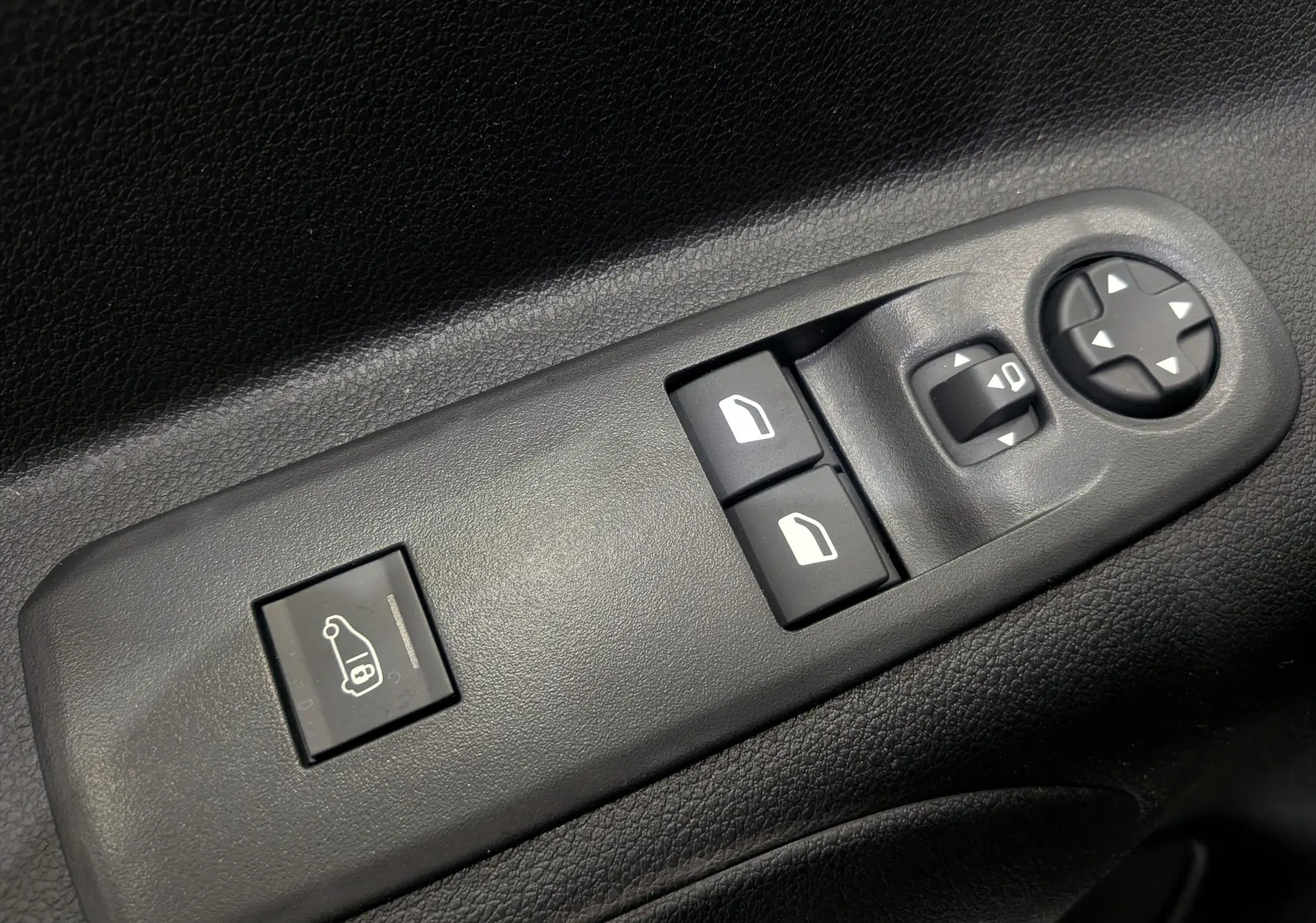 Gros plan sur les commandes de réglage des rétroviseurs et des vitres côté conducteur d’un Toyota Proace City blanc Glacier.