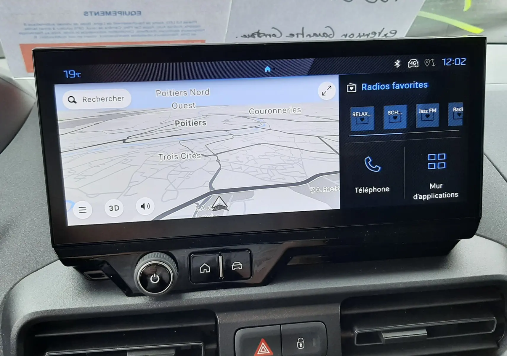 Écran tactile central du Peugeot Rifter III gris acier, affichant la navigation et les options multimédia.