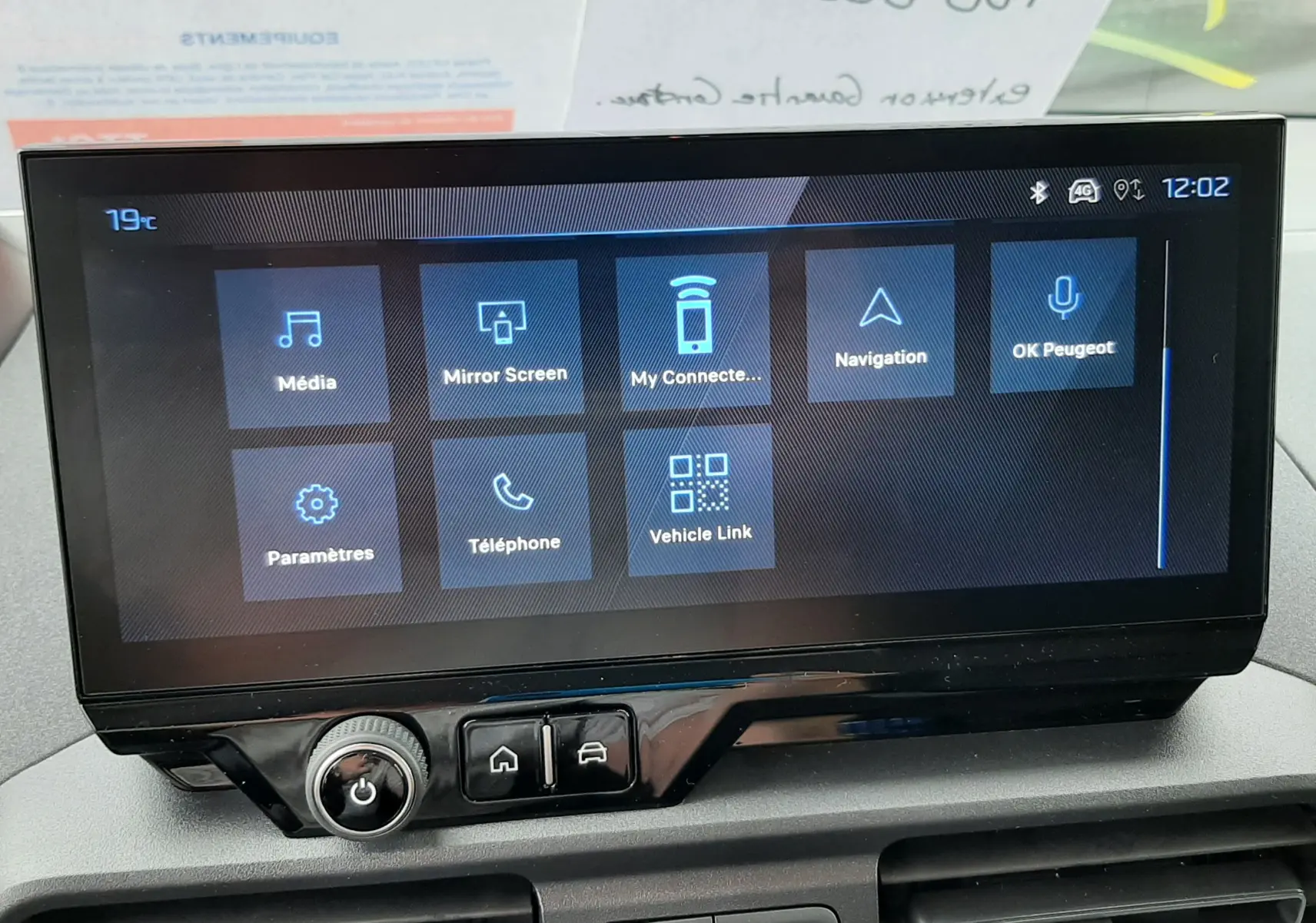 Vue intérieure centrée sur l'écran tactile 10 pouces du Peugeot Rifter III Ph.2 gris acier, affichant les options multimédia et navigation.