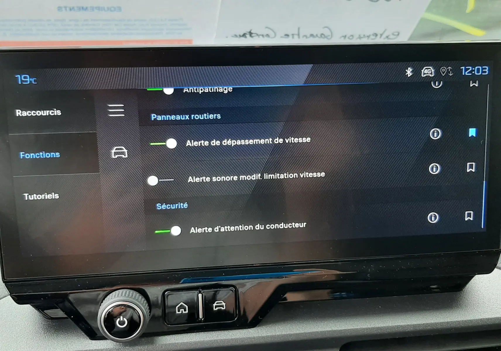 Écran tactile central du Peugeot Rifter gris acier 2026 affichant les réglages d’alerte de vitesse et sécurité.