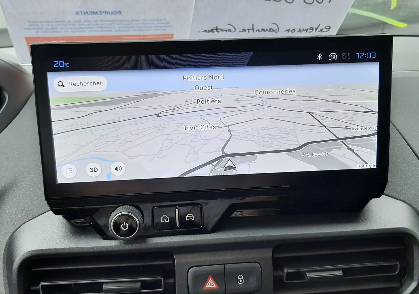Écran tactile 10 pouces avec navigation GPS sur tableau de bord du Peugeot Rifter gris acier, vue intérieure avant.