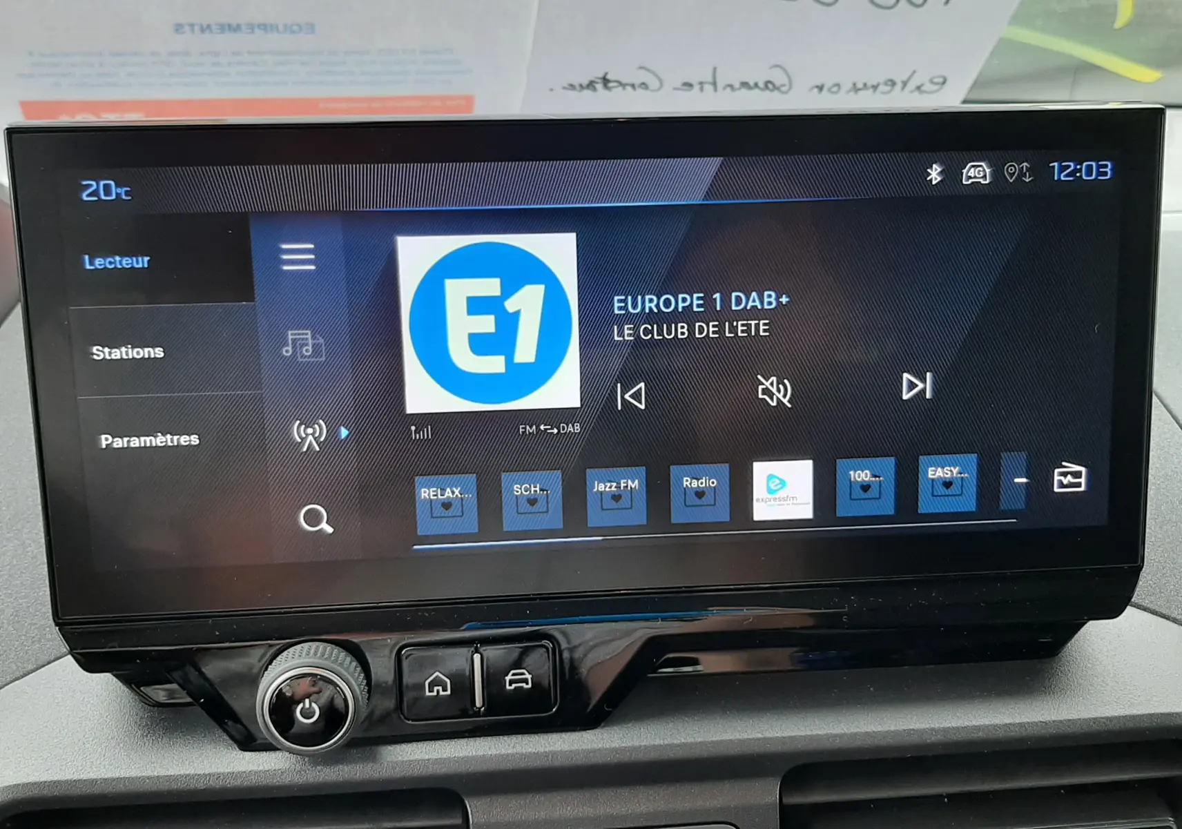 Écran tactile central du Peugeot Rifter III Ph.2 gris acier, affichant la radio Europe 1 DAB+ en intérieur.