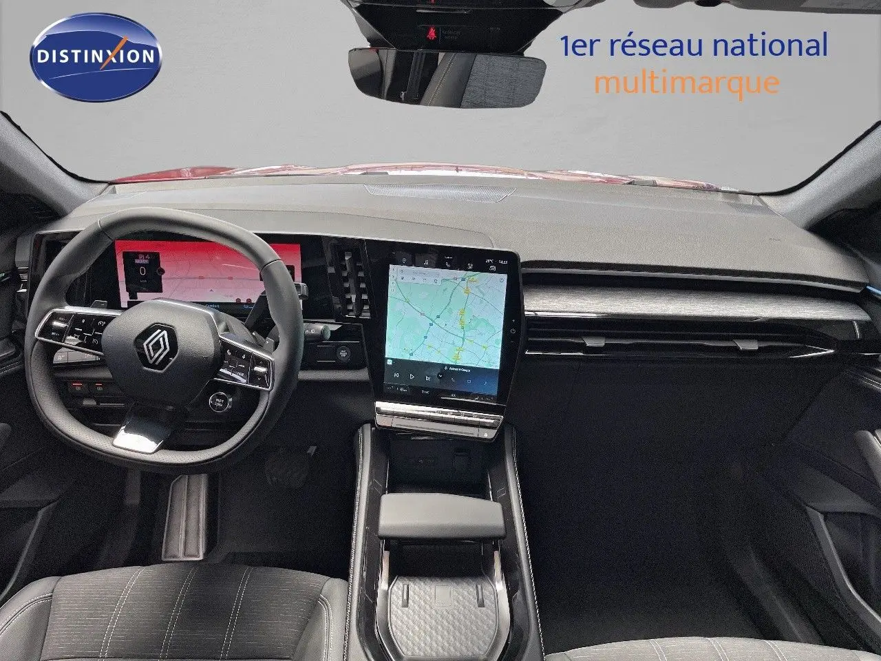Intérieur du Renault Austral E-Tech 2025, vue frontale du tableau de bord avec écran tactile et volant multifonction.