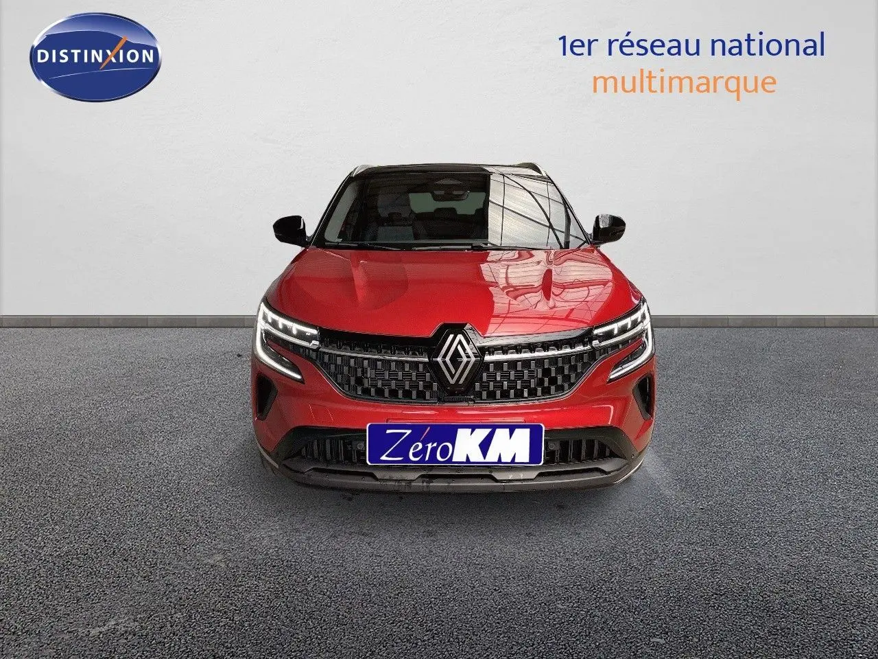 Vue frontale d'un Renault Austral 2025 rouge passion avec toit noir, mettant en valeur sa calandre et ses phares LED distinctifs.