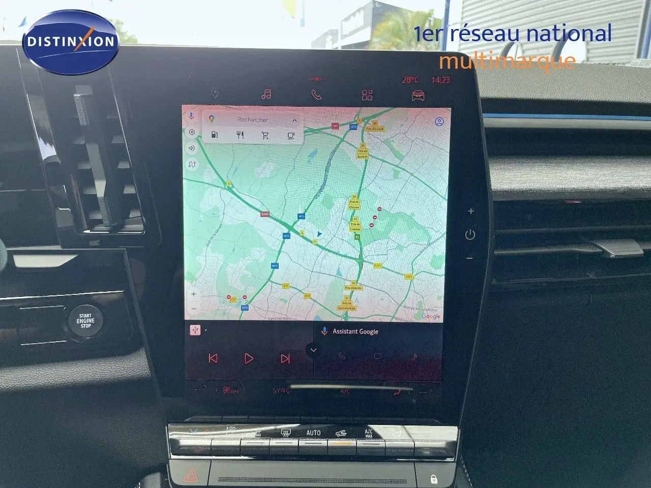 Écran tactile central affichant la navigation GPS dans l'habitacle du Renault Austral E-Tech rouge passion.