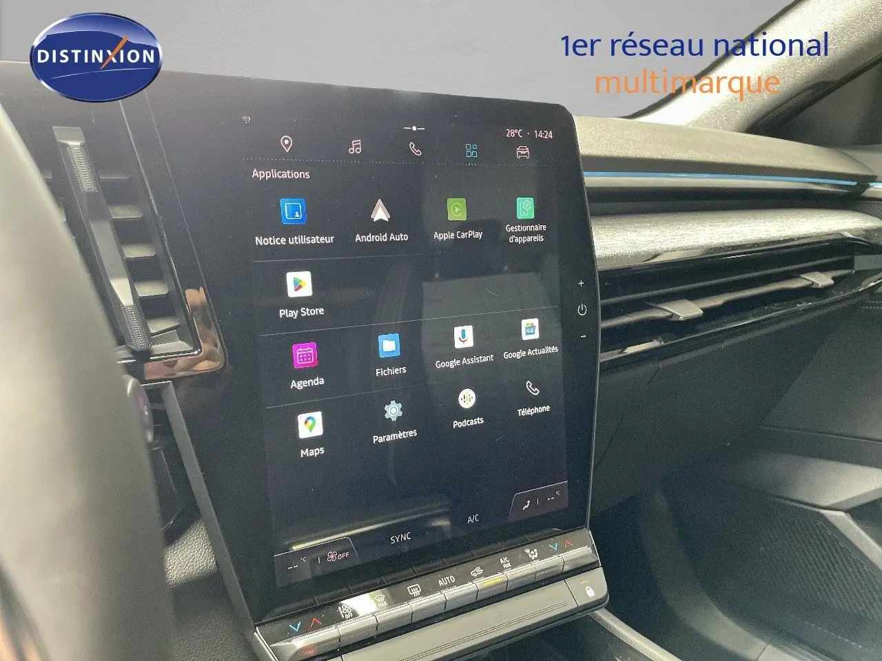 Écran tactile central du Renault Austral E-Tech 2025, vue intérieure côté conducteur avec tableau de bord noir.