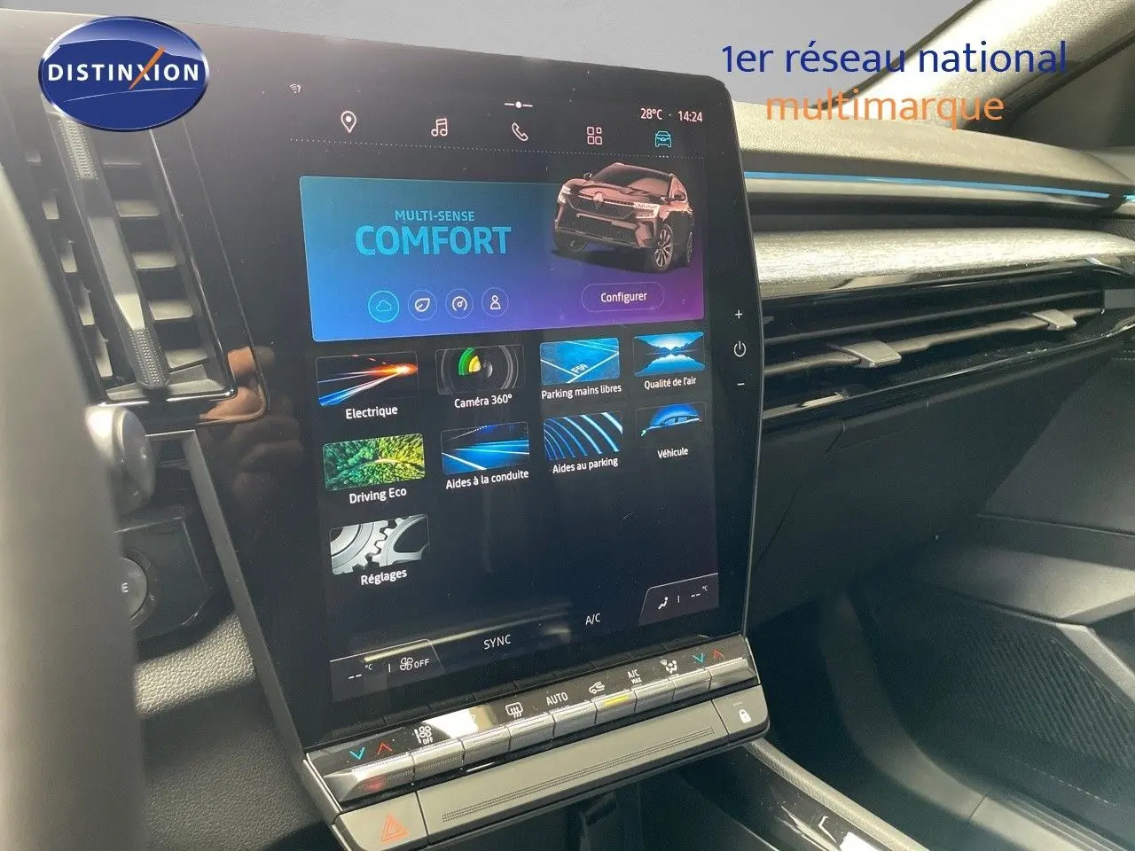 Écran tactile central du tableau de bord du Renault Austral E-Tech rouge passion, mettant en valeur les options de conduite.