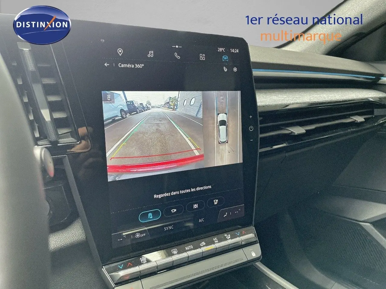 Écran central tactile du tableau de bord du Renault Austral E-Tech 2025 affichant la caméra 360° en marche.