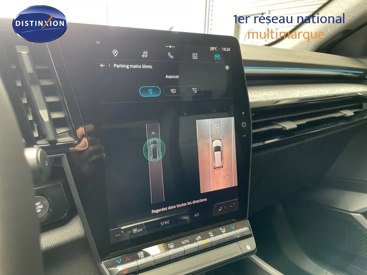 Écran central tactile du Renault Austral E-Tech 2025 montrant l'aide au parking mains libres dans l'habitacle noir.