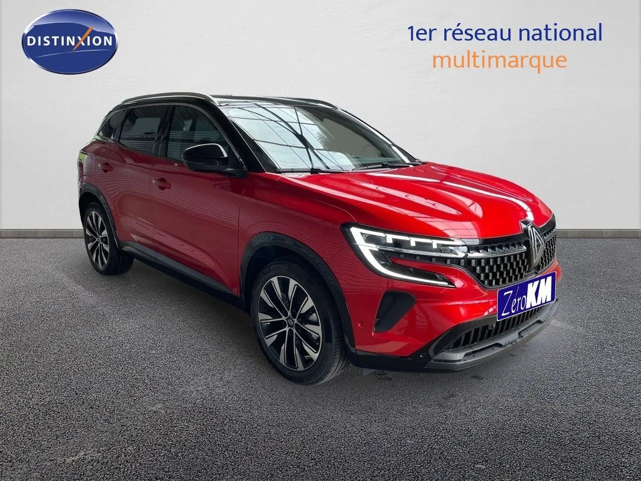 Renault Austral E-Tech hybride rouge passion avec toit noir, vue 3/4 avant mettant en valeur ses phares LED et jantes alliage.