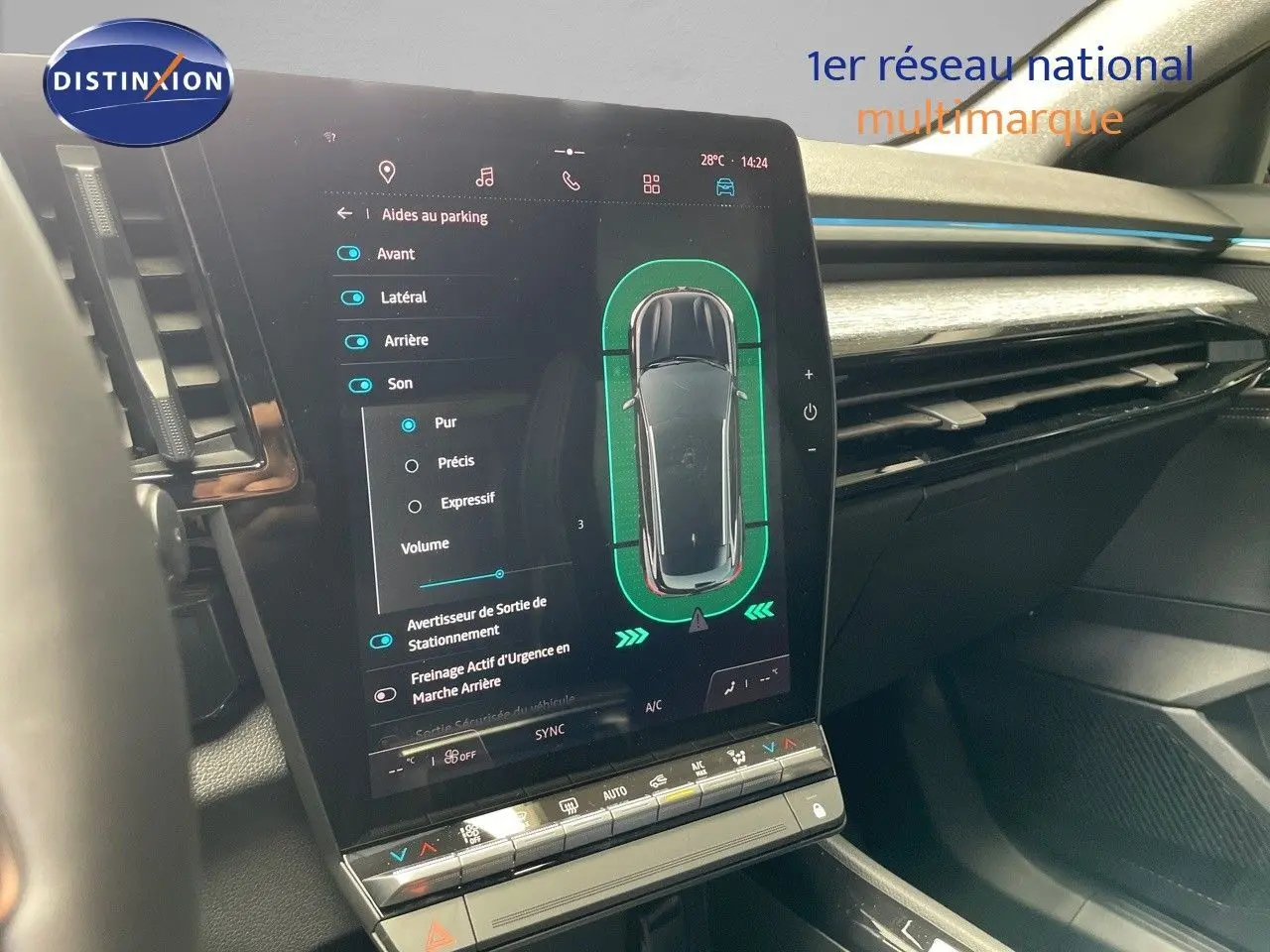 Vue rapprochée de l'écran tactile central du Renault Austral 2025 affichant l'aide au parking dans un intérieur moderne.