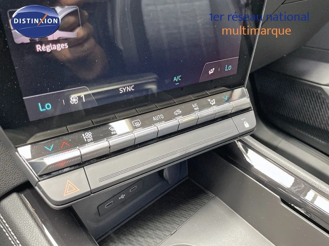 Détail de la console centrale avec commandes climatisation et écran tactile dans le Renault Austral E-Tech rouge passion.