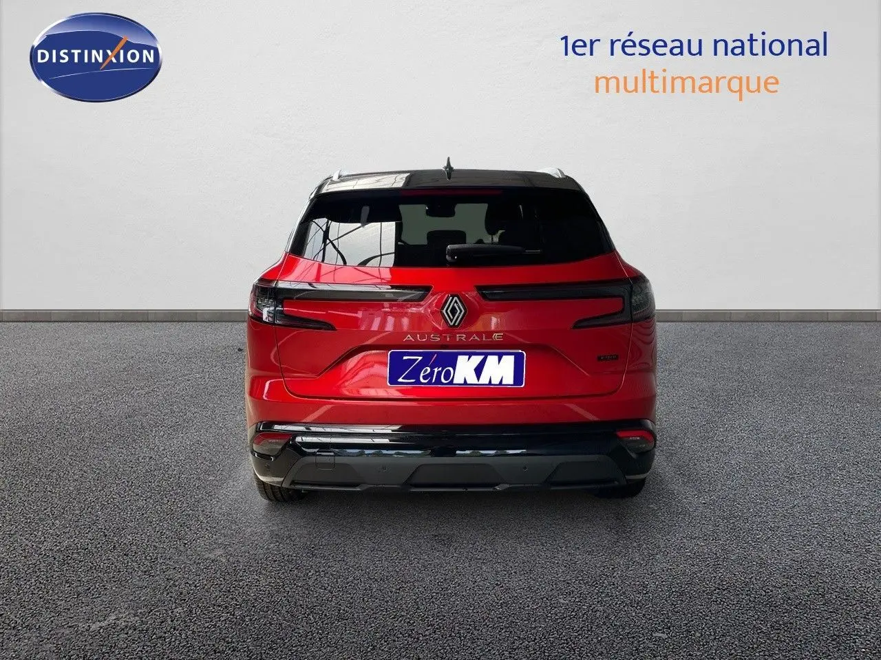 Vue arrière d'un Renault Austral rouge passion métal avec toit noir, badge E-Tech Full Hybrid et plaque Zero KM.