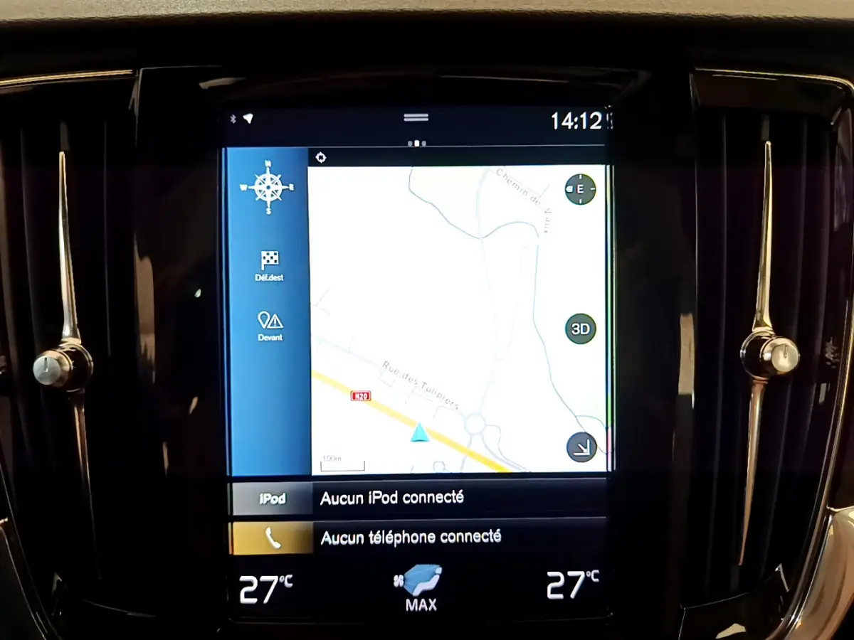 Écran tactile central du tableau de bord du Volvo V90 Cross Country 2019 affichant la navigation et la climatisation.