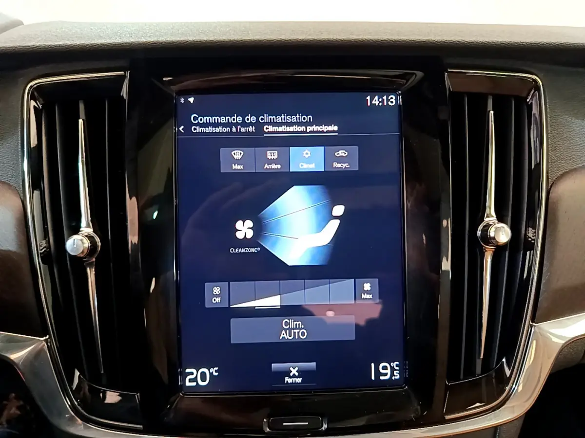 Écran tactile central de la climatisation sur tableau de bord noir brillant du Volvo V90 Cross Country.