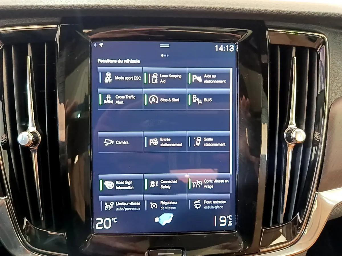 Écran tactile central noir affichant les fonctions d’aide à la conduite dans l’habitacle d’un Volvo V90 Cross Country.