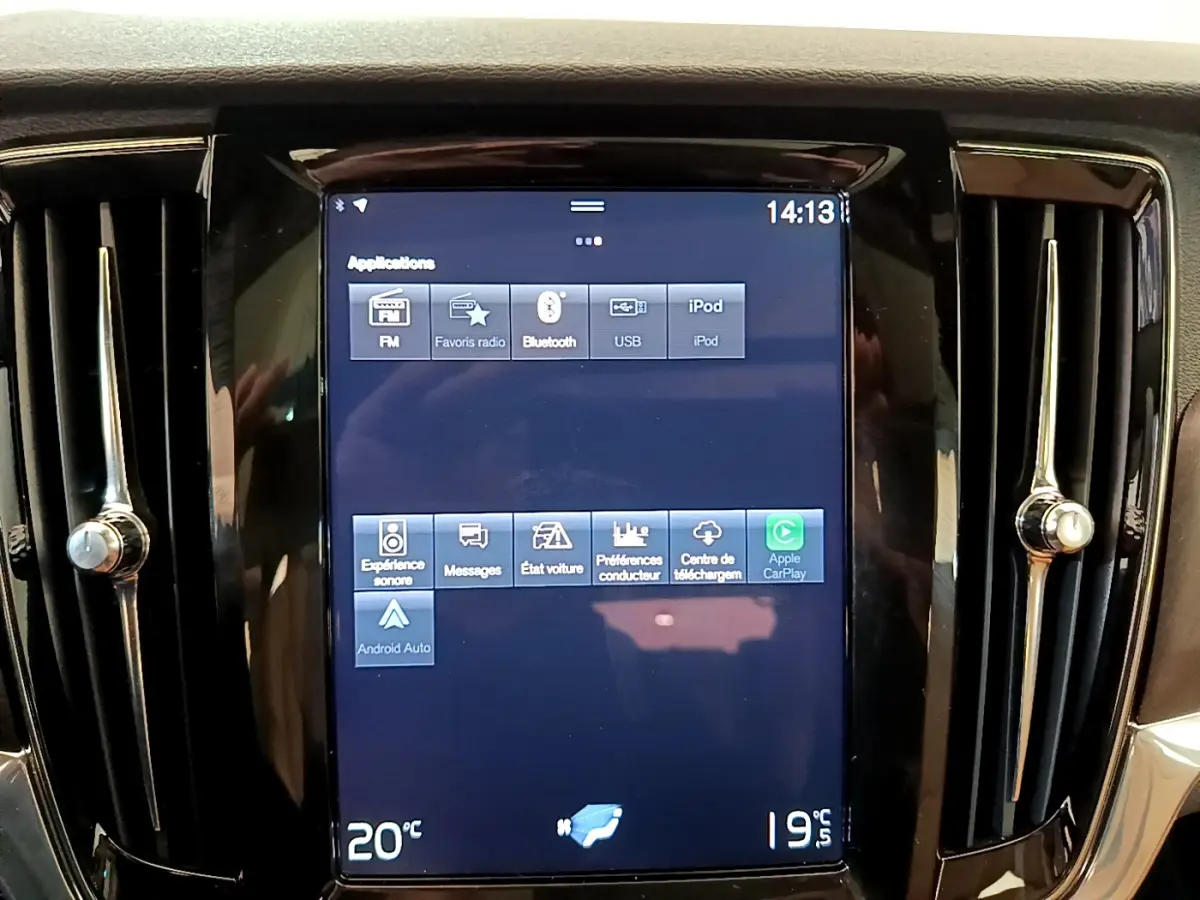 Écran tactile central du tableau de bord du Volvo V90 Cross Country, affichant les options multimédia et connectivité.