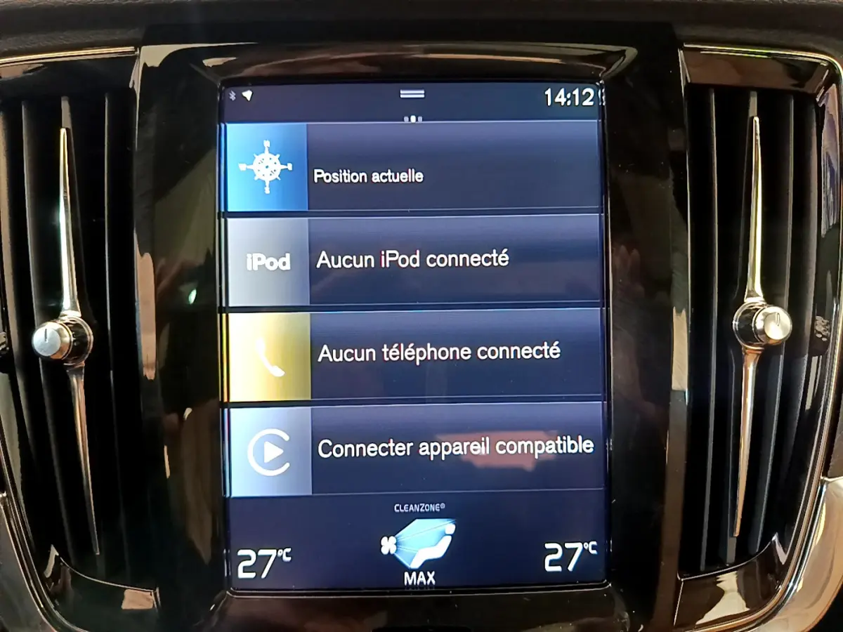 Écran tactile central du tableau de bord du Volvo V90 Cross Country affichant les connexions multimédia et la température à 27°C.