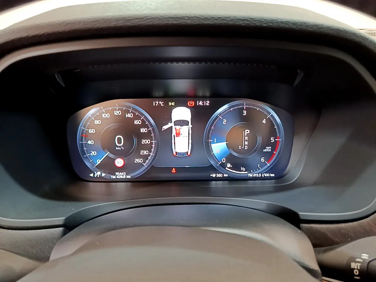 Tableau de bord numérique du Volvo V90 Cross Country, affichage vitesse et indicateurs en vue frontale rapprochée.